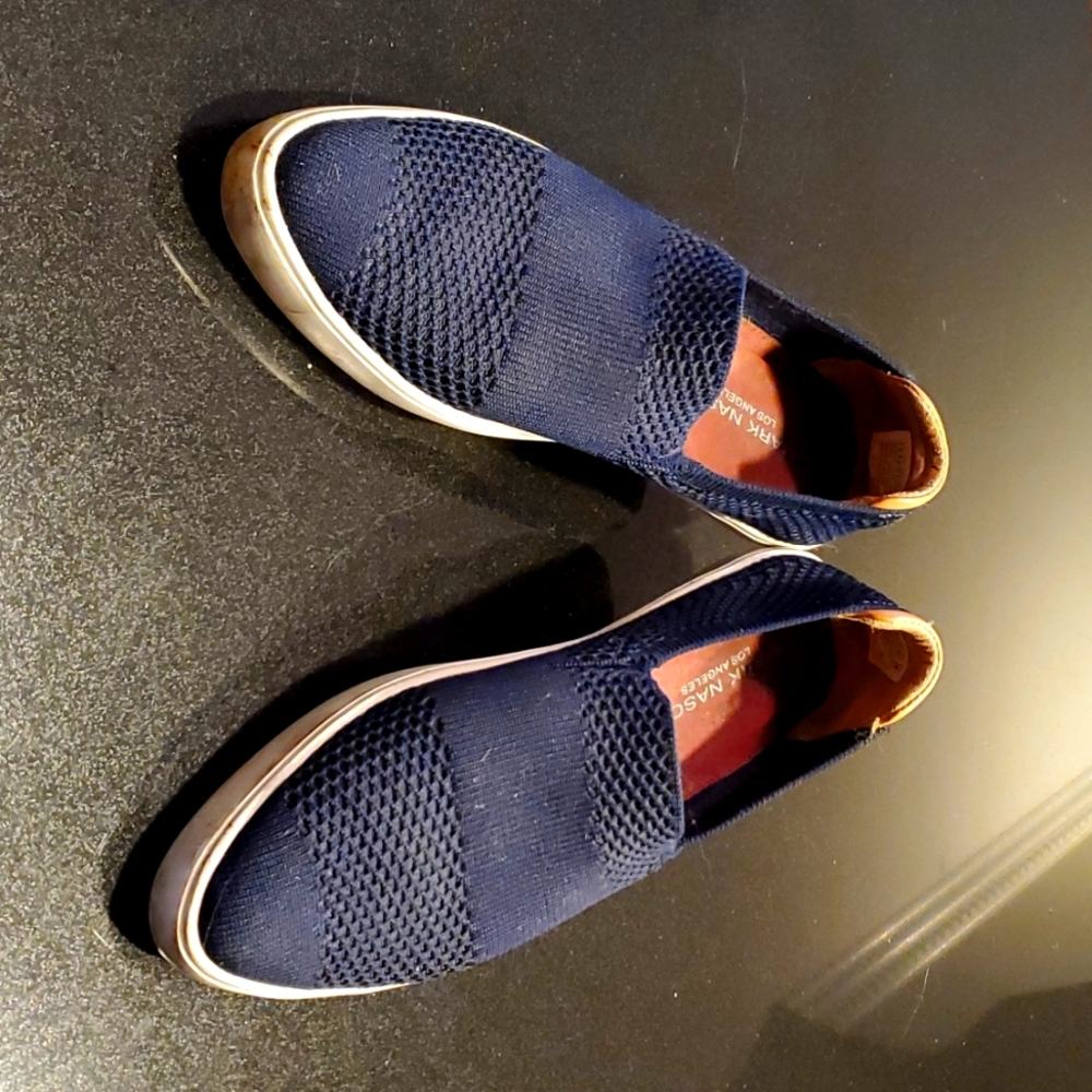 Comfy stylish pointy blue sneaker